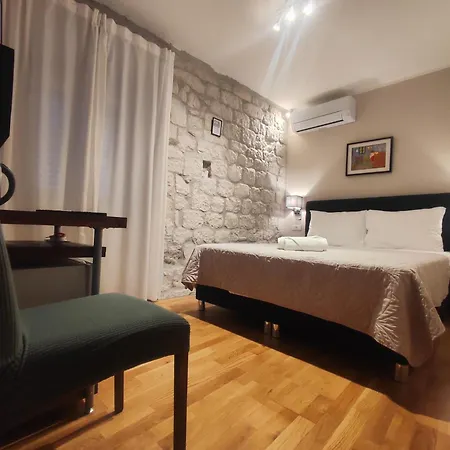 Carol Konukevi Trogir